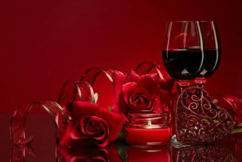erotisk indretning med blomster og vin