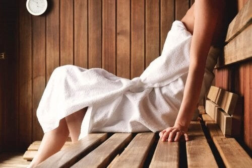 Kvinde slapper af i sauna