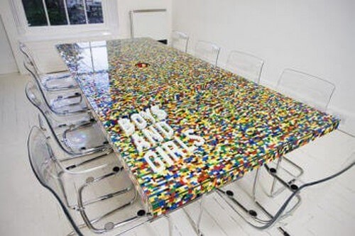 Glasbord udsmykket med LEGO