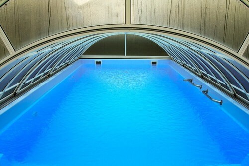 Overdækket pool for bedre temperaturbevaring 