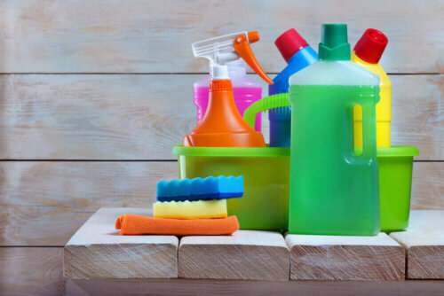 rengøringsprodukter til et skinnende rent badeværelse