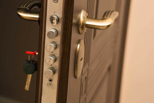 sikkerhedsdøre med omfattende låsesystem