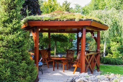Træpavillon med bord og stole 