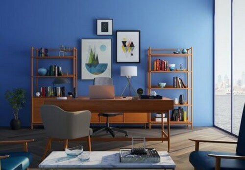 Et kontor med en blå væg