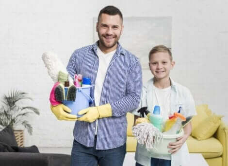 far og søn med rengøringsprodukter