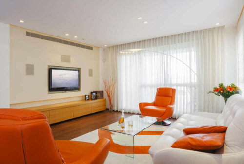 indretning med orange i stue