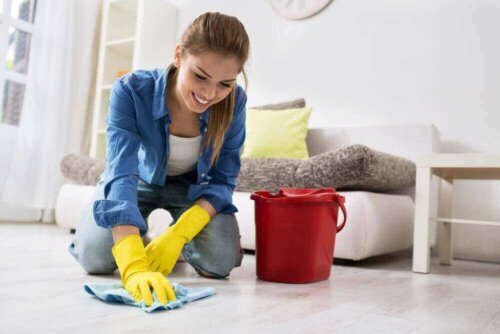 kvinde der vasker gulv