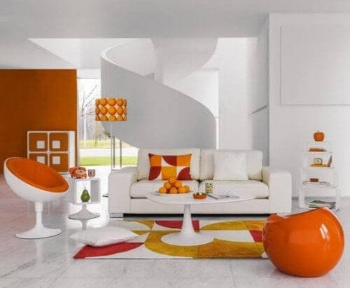 Et hjem med orange detaljer 