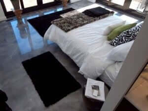 soveværelse med epoxymaling på gulvet