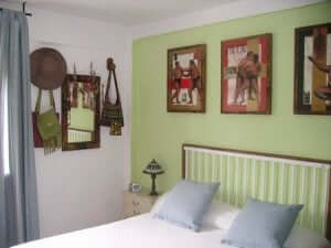 soveværelse med grøn væg