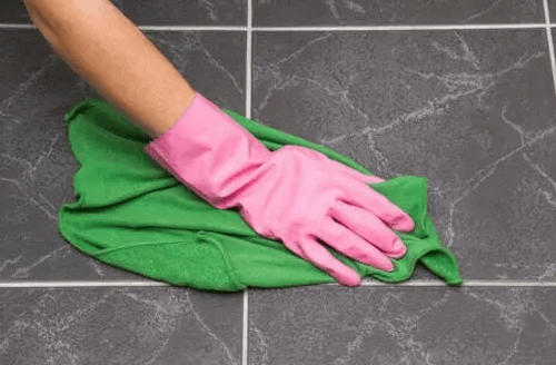 Person vasker gulv