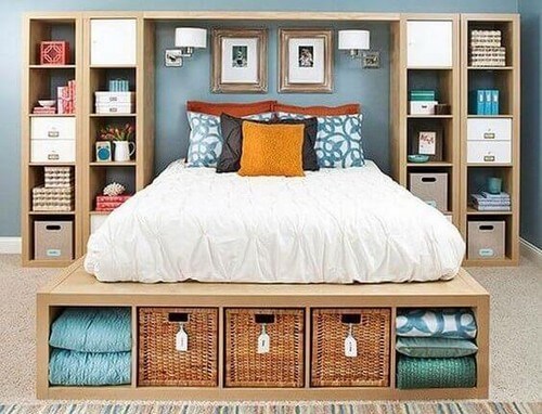 Soveværelse lavet af KALLAX-reoler fra IKEA