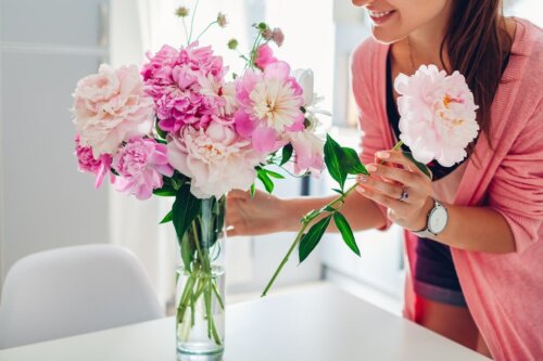 Kvinde sætter påskeblomster i vase