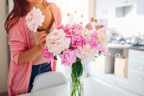 Kvinde med en smuk buket blomster