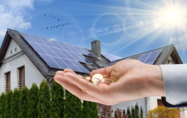 Hvordan kan man drage nytte af solenergi til at mindske regningerne i hjemmet?