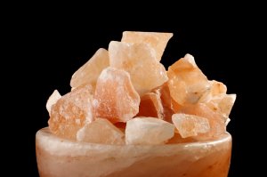 Salzlampe aus mehreren Salzsteinen