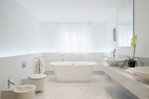 Sauberes Badezimmer in weiß