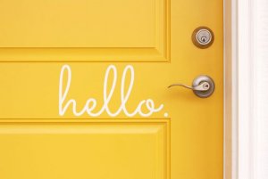 Gelbe Tür mit Aufschrift "hello"