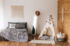 Schlafzimmer mit grauem Bett und brauner Wand