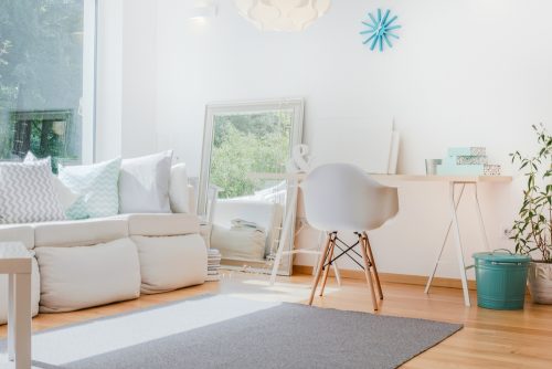 Um ein helles und geräumiges Wohnzimmer zu schaffen, solltest du auf eine Farbpalette aus hellen und klaren Tönen zurückgreifen