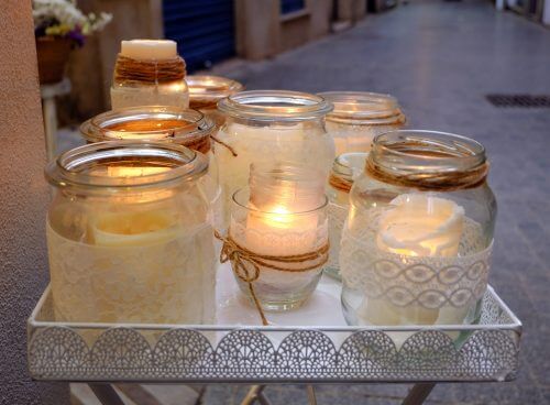 Recycelte Gläser können schnell und einfach in hübsche Kerzenhalter umfunktioniert werden