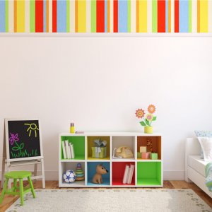 Durch die Verwendung von würfelförmigen Regalen kannst du alle dekorativen und nützlichen Gegenstände des Kinderzimmers übersichtlich aufbewahren