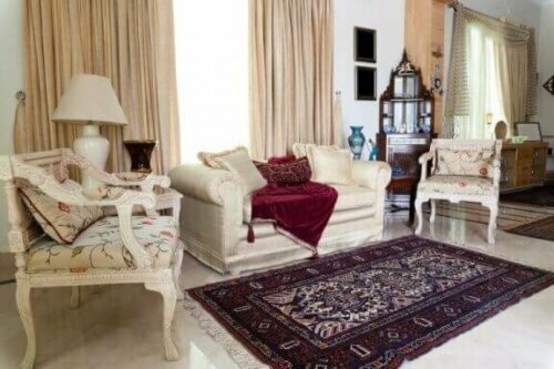 Ein persischer, türkischer oder pakistanischer Teppich ist eine gute Option, wenn du dein Haus im orientalischen Stil einrichten möchtest.