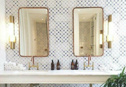 Spiegel sind ein Muss für jedes Badezimmer.