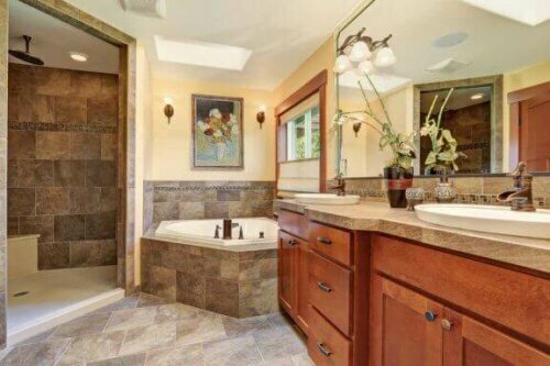 Holz und Naturstein sind die Hauptmaterialien für rustikale Badezimmer.