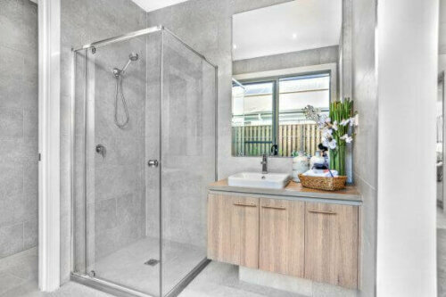Wenn du ein kleines Badezimmer hast, nimmt die Installation einer Badewanne viel mehr Platz in Anspruch als eine Dusche.