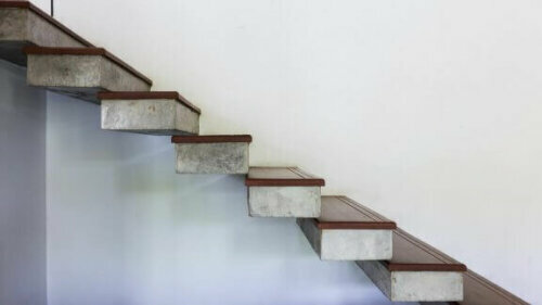 Eine schwebende Treppe bedeutet keine klobigen Elemente, wodurch die Umgebung ein leichtes Flair beibehält.