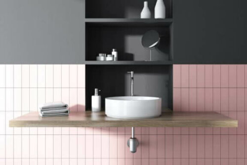 Eine schwebende Waschbecken schafft mehr visuellen Raum als ein traditionelles Modell, das den Boden berührt.