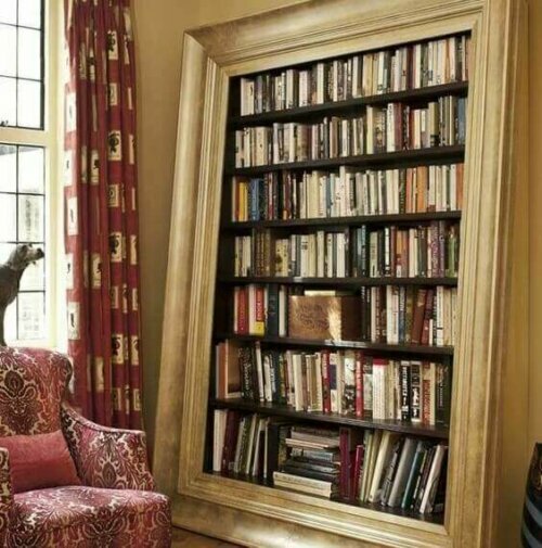 Auf dem obigen Foto ist ein normales und langweiliges Bücherregal mit einem großen alten Spiegelrahmen eingerahmt. Die Bücher erscheinen so, als ob sie Teil ein realistisches Bildes sind.