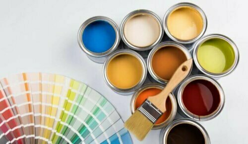 Wenn ihr einen Raum, wie das Esszimmer oder die Küche, gemeinsam streichen möchtet, sollte jeder ein Mitspracherecht bei der Farbe haben.