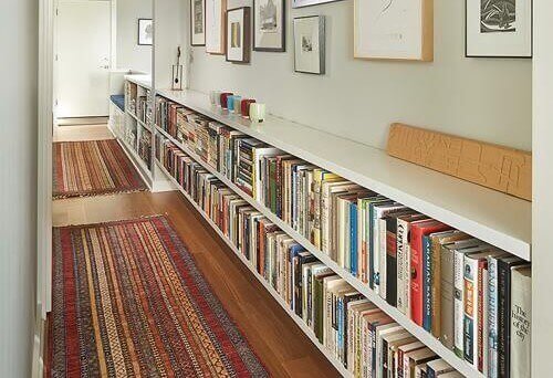 Was ist, wenn deine Büchersammlung außer Kontrolle gerät? Stelle deine Bücher in niedrigen Regalen an Orten ab, an denen du den ansonsten nutzlosen Platz ausnutzen kannst.