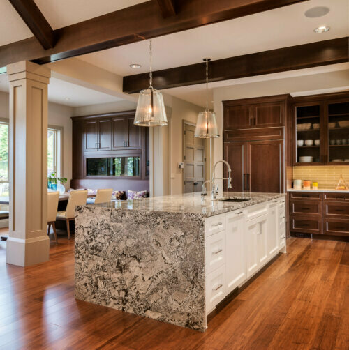 Küchentheken aus Marmor oder Granit können poliert (glatt) oder geflammt (rau) sein.