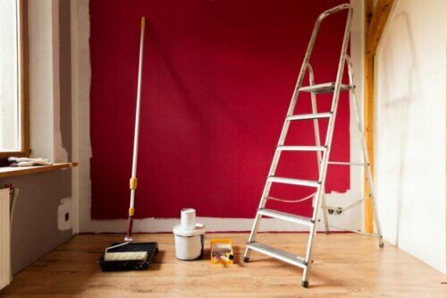 Unfälle können auch beim Malen passieren. Zum Beispiel könntest du von einer Leiter oder einem Gerüst fallen.