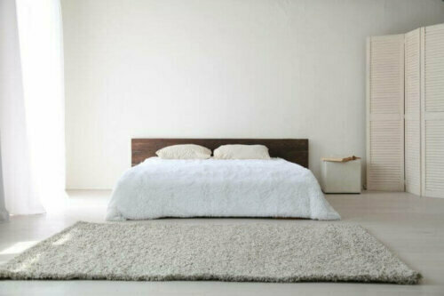 Das minimalistische Dekor reduziert Möbelstücke, Accessoires und sogar Formen und Farben auf ein Minimum.