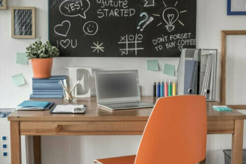 Verwende ein Korkbrett oder eine Tafel für dein Arbeitszimmer oder Home Office, um dort spontane Gedanken festzuhalten.