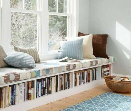 Du kannst die perfekte Leseecke schaffen, indem du eine lange Sitzbank an ein Fenster stellst. Und dann lässt du einfach den Teil unter dem Sitz frei, um dort alle deine Lieblingsbücher aufzubewahren.