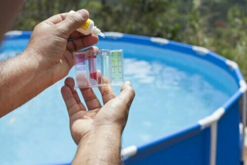 Die Überprüfung des Chlorgehalts ist der wohl bekannteste Faktor, wenn es um die Wartung des Poolwassers geht.