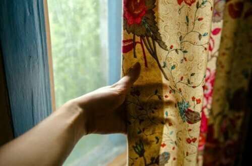 Fülle dein Zuhause mit Rosen in dem du Textilien mit verschiedenen Rosenmuster in deinem Dekor verwendest.