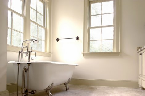 Eine Alternative zu an der Wand eingebauten Badewannen, sind freistehende Badewannen. 
