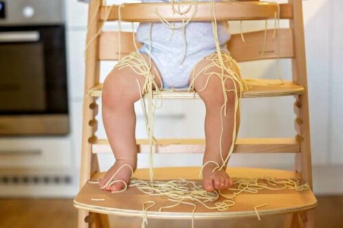 Der Sitz und die Fußstütze von einigen Hochstuhlmodellen sind verstellbar, sodass dein Kind bequemer darin sitzen kann, egal in welchem ​​Stadium seines Wachstums es sich gerade befindet.