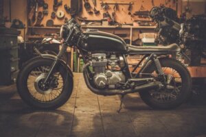Ein altes Motorrad zur Dekoration wiederverwenden