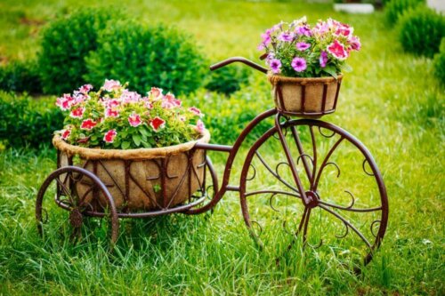 Alte Fahrräder im Garten verwenden