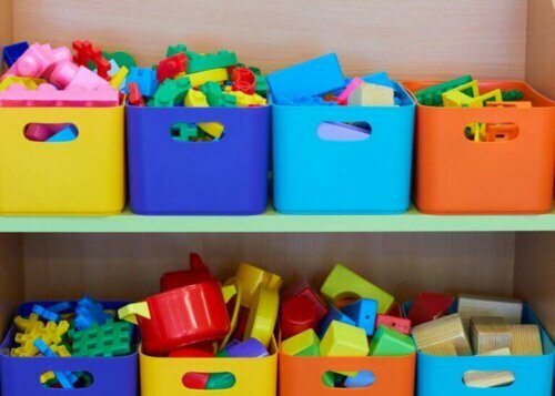 Bunte Spielzeugkisten sorgen für Ordnung im Kinderzimmer