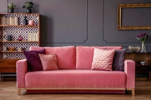 Ein rosafarbenes Samtsofa ist ideal für eine schicke Wohnkultur