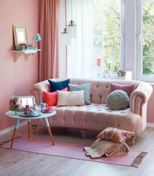 Ein rosafarbenes Dekor: rosa Sofa