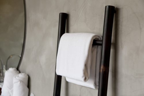 Im Badezimmer kann eine Leiter als Handtuchhalter herhalten